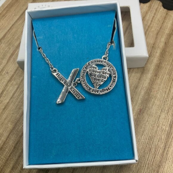 Demdaco NWT Hugs & Kisses Silver Tone Necklace - Picture 1 of 5